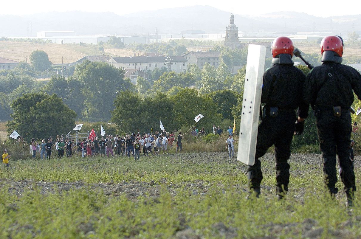 AHTaren aurkako manifestariak Urbinan, tren lasterraren kontrako protesta batean, eta ertzainak aurrez aurre. JUANAN RUIZ / ARGAZKI PRESS.