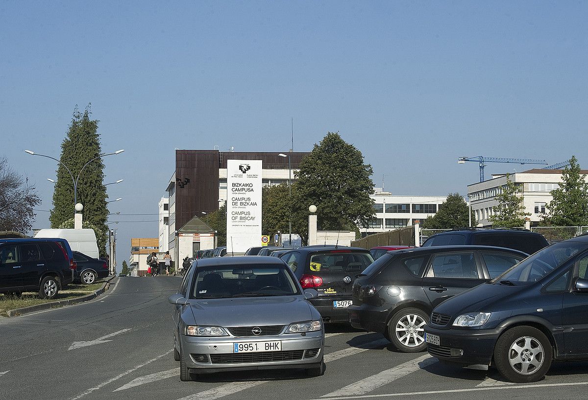 Leioako campusa, atzo, automobilez gainezka; autobus zerbitzuen eskasiaren eraginez. LUIS JAUREGIALTZO / ARGAZKI PRESS.