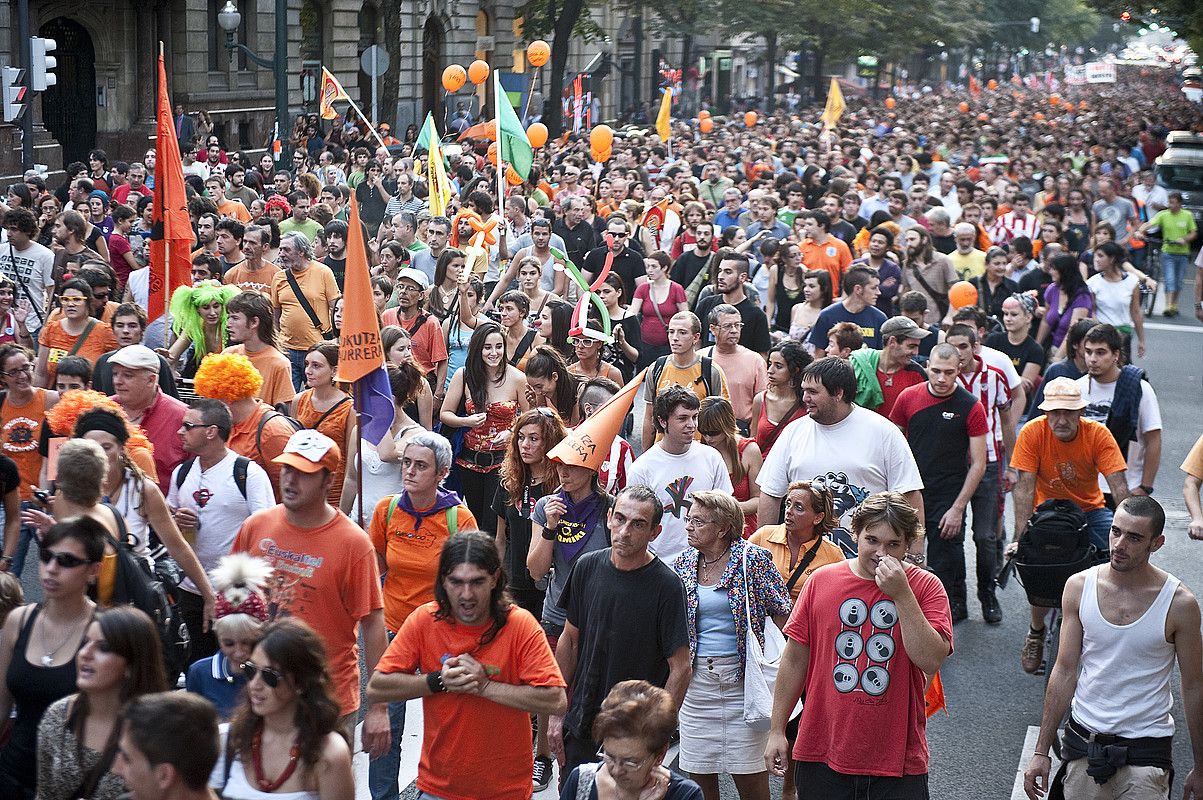 Kukutzaren alde atzo Bilbon egindako manifestazioa. JON HERNAEZ / ARGAZKI PRESS.