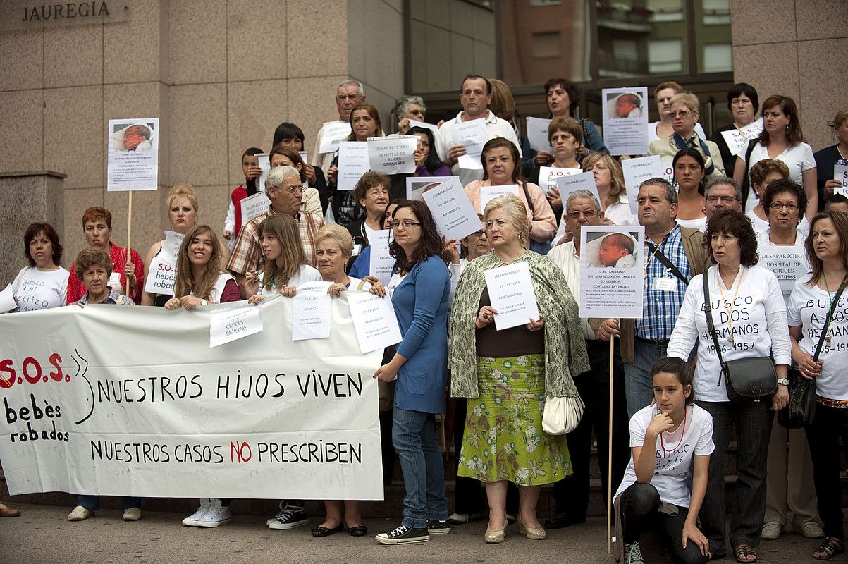 SOS Haur Lapurtuak taldearen protesta, uztailean, Barakaldon. M. RAMIREZ / ARP.