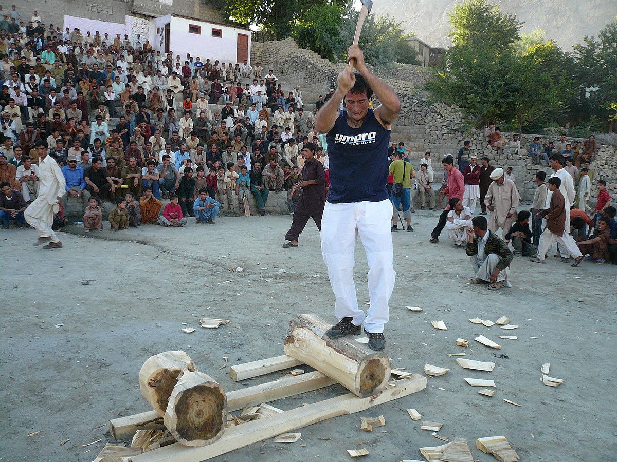 Pakistango Skardu herrian Alex Txikonek egindako erakustaldia. Arreta handiz ikusi zuten hango herritarrek herri kiroleko ikuskizuna. ALEX TXIKON.