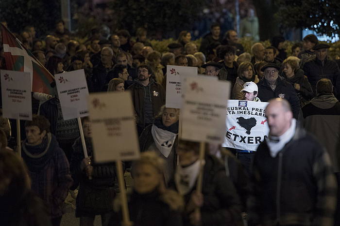 Euskal presoen etxeratzearen aldeko manifestazioa, gaur iluntzen, Iruñean. IñIGO URIZ / ARGAZKI PRESS