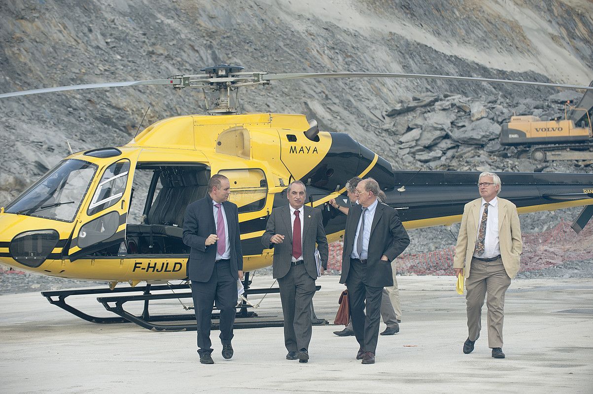 Carlos Juarez, Iñaki Arriola, Carlos Secchi eta Jacques Couto, atzo, lanetara egindako bisitan, helikopterotik jaisten. JON URBE / ARGAZKI PRESS.