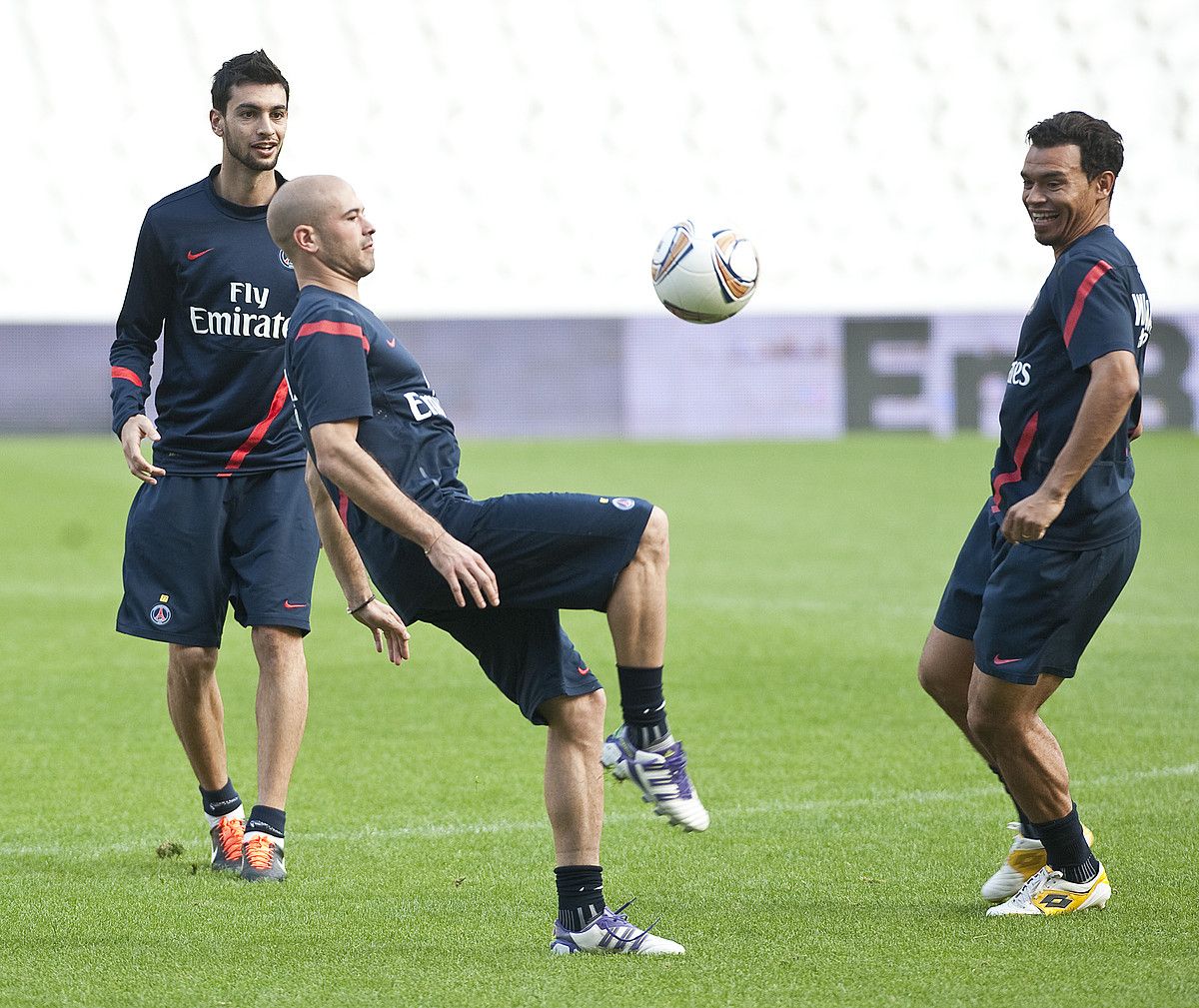 Paris Saint Germaineko bi jokalari, atzo San Mamesen eginiko entrenamenduan. JON HERNAEZ / ARGAZKI PRESS.