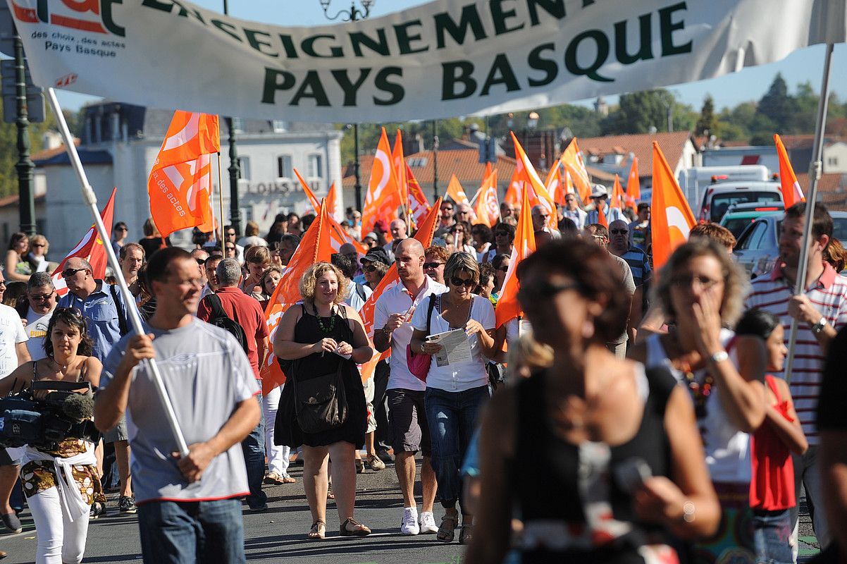 Hezkuntzako sindikatuek deituta atzo Baionan egindako manifestazioa. GAIZKA IROZ.