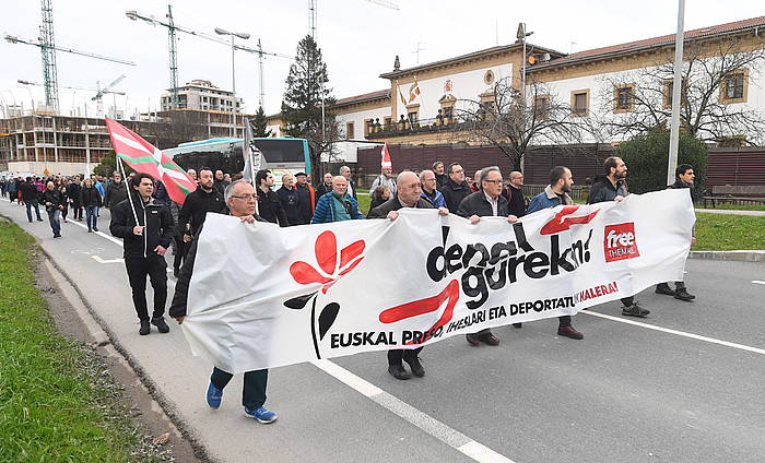 Martxa Martutene paretik igarotzen. JON URBE, ARGAZKI PRESS