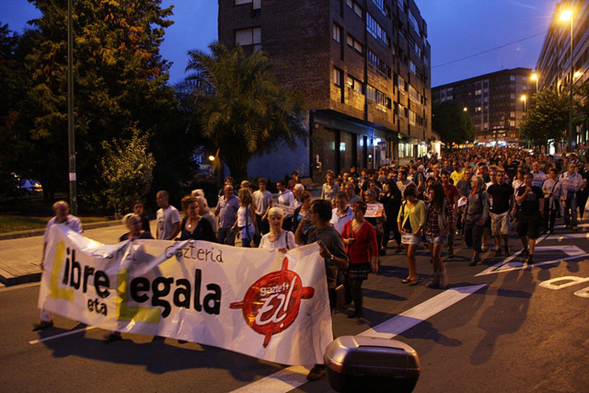 Espainiako Auzitegi Nazionalak ustez kale erasoetan parte hartzeagatik epaitutako Uribe Kostako hamaika gazteei babesa adierazteko, manifestazioa egin zuten Algortan irailaren 23an. BERRIA.