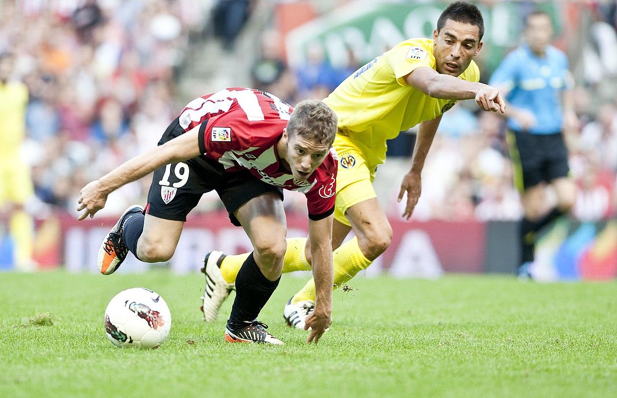 Iker MuniaIn, orekari eusten saiatzen baloia urrundu ez dadin, atzoko VIla-realen aurkako partidako jokaldi batean. JON HERNAEZ / ARGAZKI PRESS.