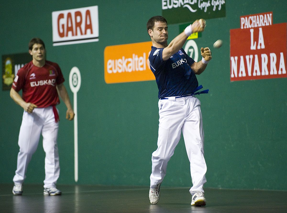 Barriola pilota astintzen, Begino begira duela, binakako txapelketako partida batean. JON URBE / A. PRESS.