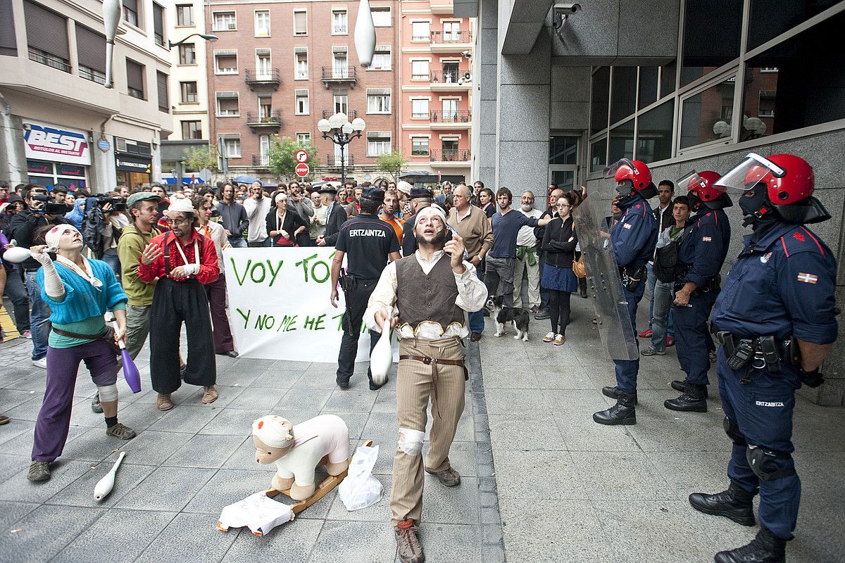 Gaztetxekoak, mozorrotuta epaitegiaren aurrean protesta egiten, atzo. JON HERNAEZ / ARGAKI PRESS.