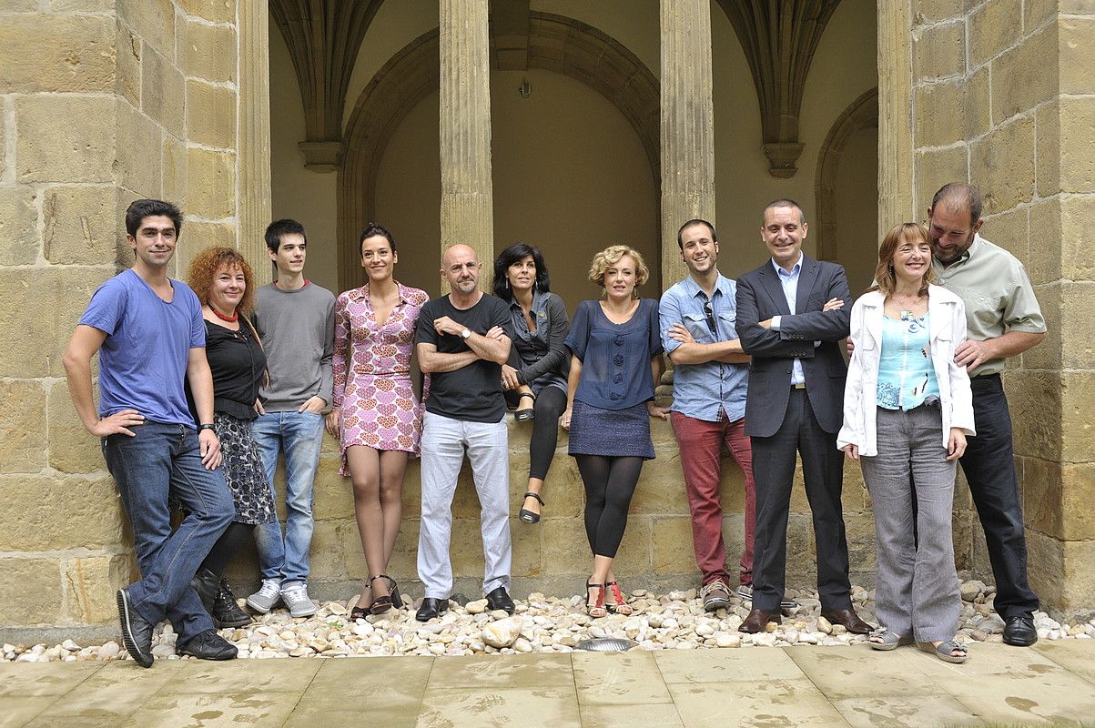 Telesaileko aktoreak eta arduradunak, hurrengo atalak aurkezten, atzo, Donostiako San Telmo museoan. ETB.