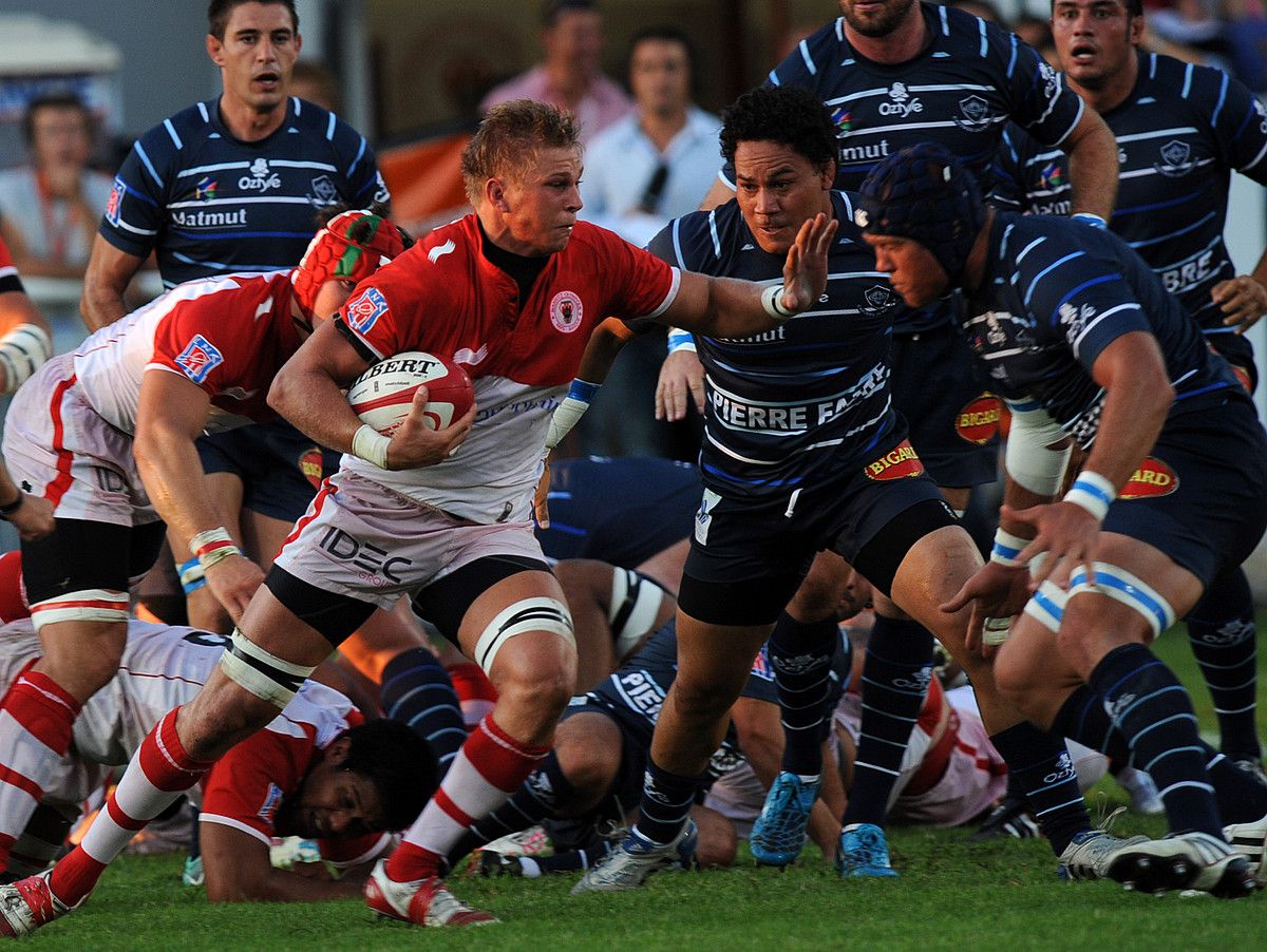 Tanguy Molcard Miarritzekoa, baloiarekin, aurkari bat gainditu nahian, Castresen aurkako Top14ko partidan. GAIZKA IROZ.