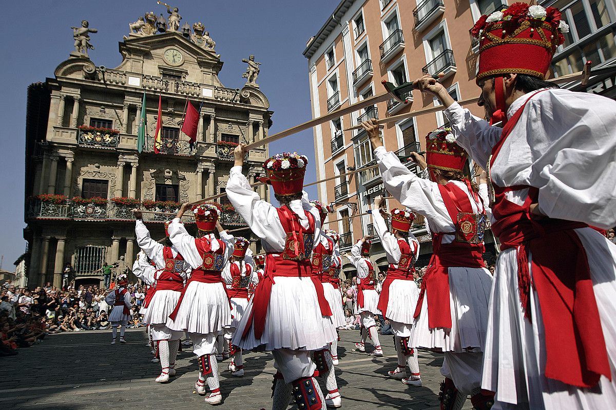 Euskal dantzek ere badute tokia San Fermin Txiki jaietan. IÑIGO URIZ / ARGAZKI PRESS.