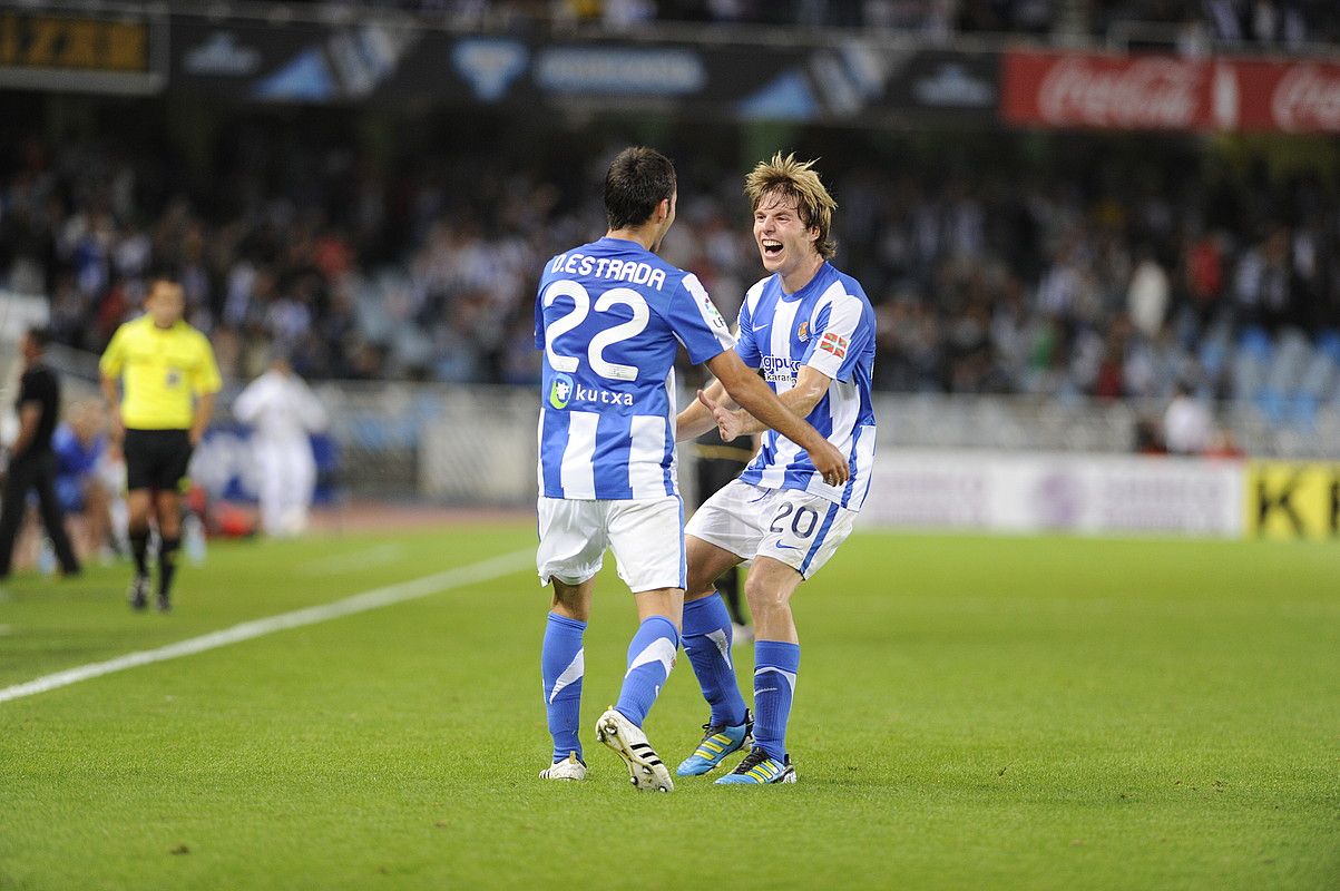 Dani Estrada eta Asier Illarramendi, Realeko eskuin hegalekoak sartutako gola ospatzen, atzo, Anoeta estadioan. ANDONI CANELLADA / ARGAZKI PRESS.