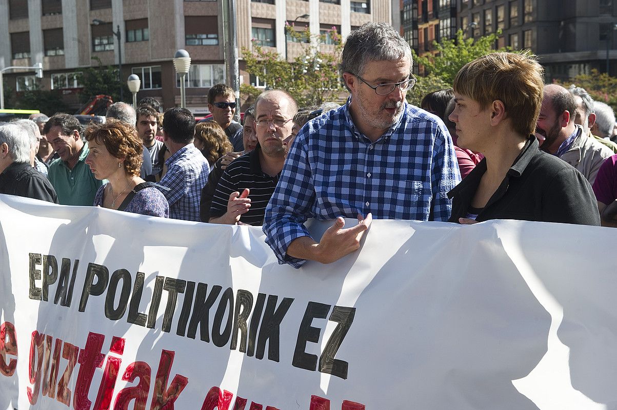 Adolfo Muñoz eta Ainhoa Etxaide, Bilbon eginiko elkarretaratzean, atzo. LUIS JAUREGIALTZO.