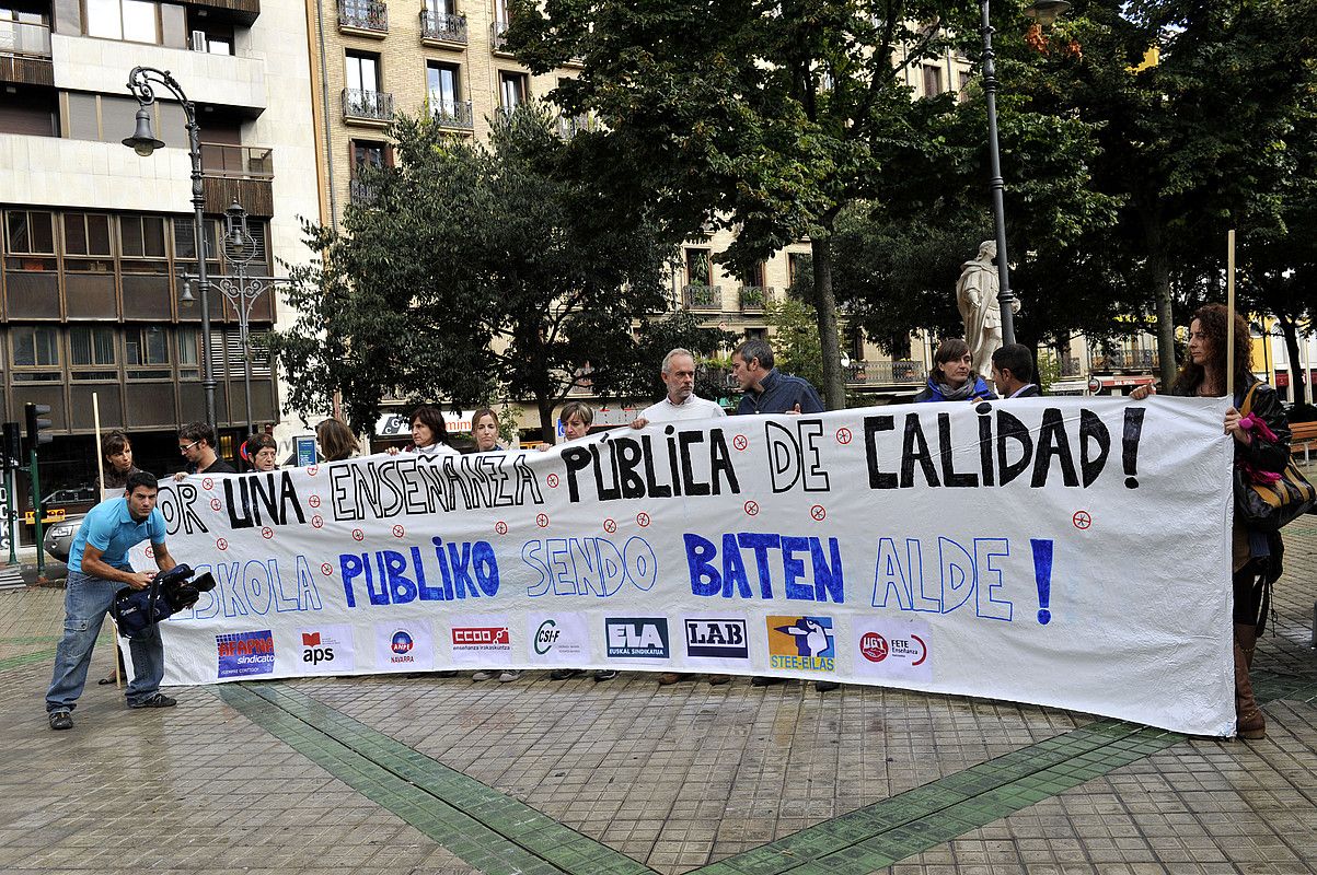 Sindikatuetako kideak, atzo, Nafarroako Parlamentuaren atarian, murrizketen aurkako protestan. IDOIA ZABALETA / ARP.