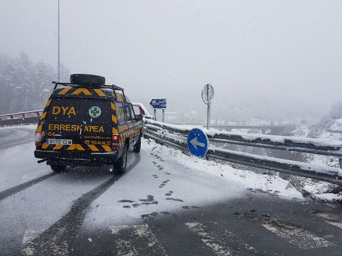 YA elkarteko erreskatezerbitzuaren auto bat, Etzegaraten (Gipzkoa), 1-Nean. GIPUZKOAKO DYA