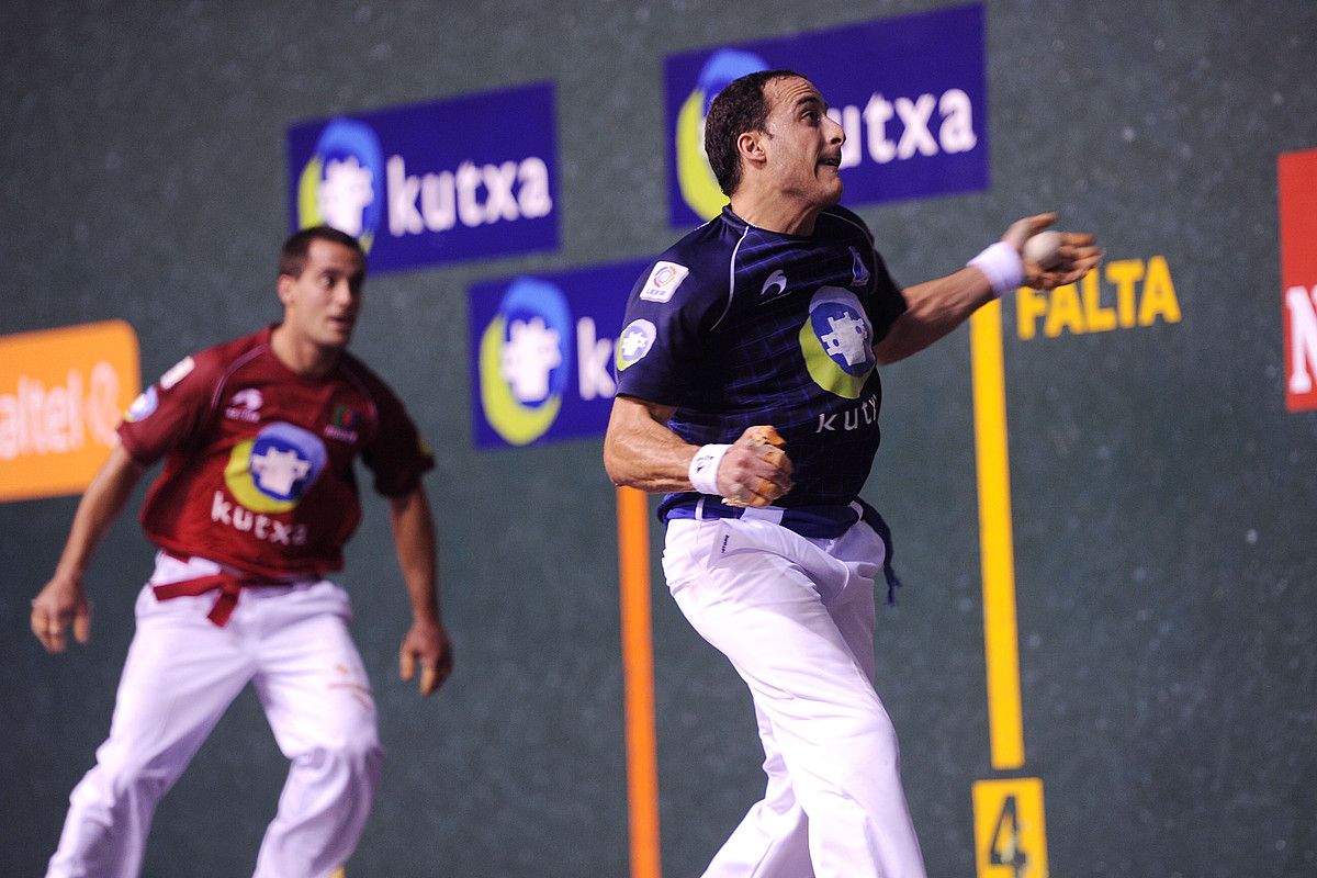 Irujo airez pilota jotzen, Bengoetxea VI.a begira duela, aurtengo Donostia Hiriko Torneoan. IÑIGO URIZ / ARGAZKI PRESS.