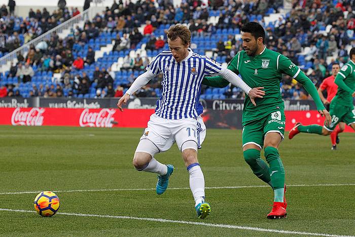 David Zurutuza Realeko erdilaria Leganeseko Ezequiel Muñozen aurrean baloia babesten, gaur, Butarque estadioan. VICTOR LERENA, EFE