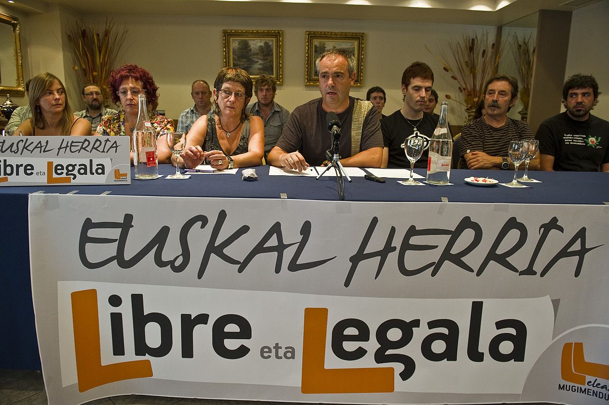 Eleak-eko Expe Iriarte eta Joxean Agirre, erdian, hainbat eragilerekin batera, atzo, Iruñean. L. F. ARROIABE / ARGAZKI PRESS.