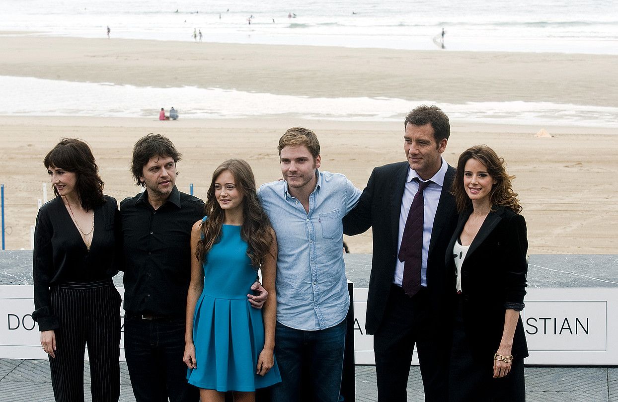 Carice Van Houten, Juan Carlos Fresnadillo zuzendaria, Ella Purnell, Daniel Bruhl, Clive Owen eta Pilar Lopez de Ayala, atzo, Donostian. JUAN CARLOS RUIZ / ARP.