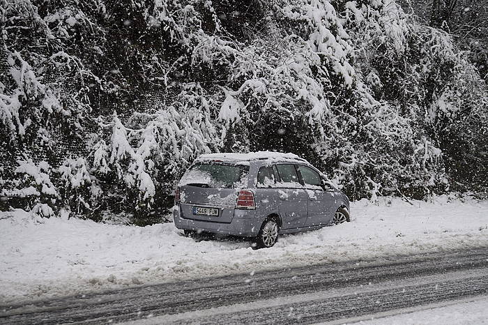 Auto bat errepide bazterrean, Belaten, Nafarroan. JAGOBA MANTEROLA, ARGAZKI PRESS