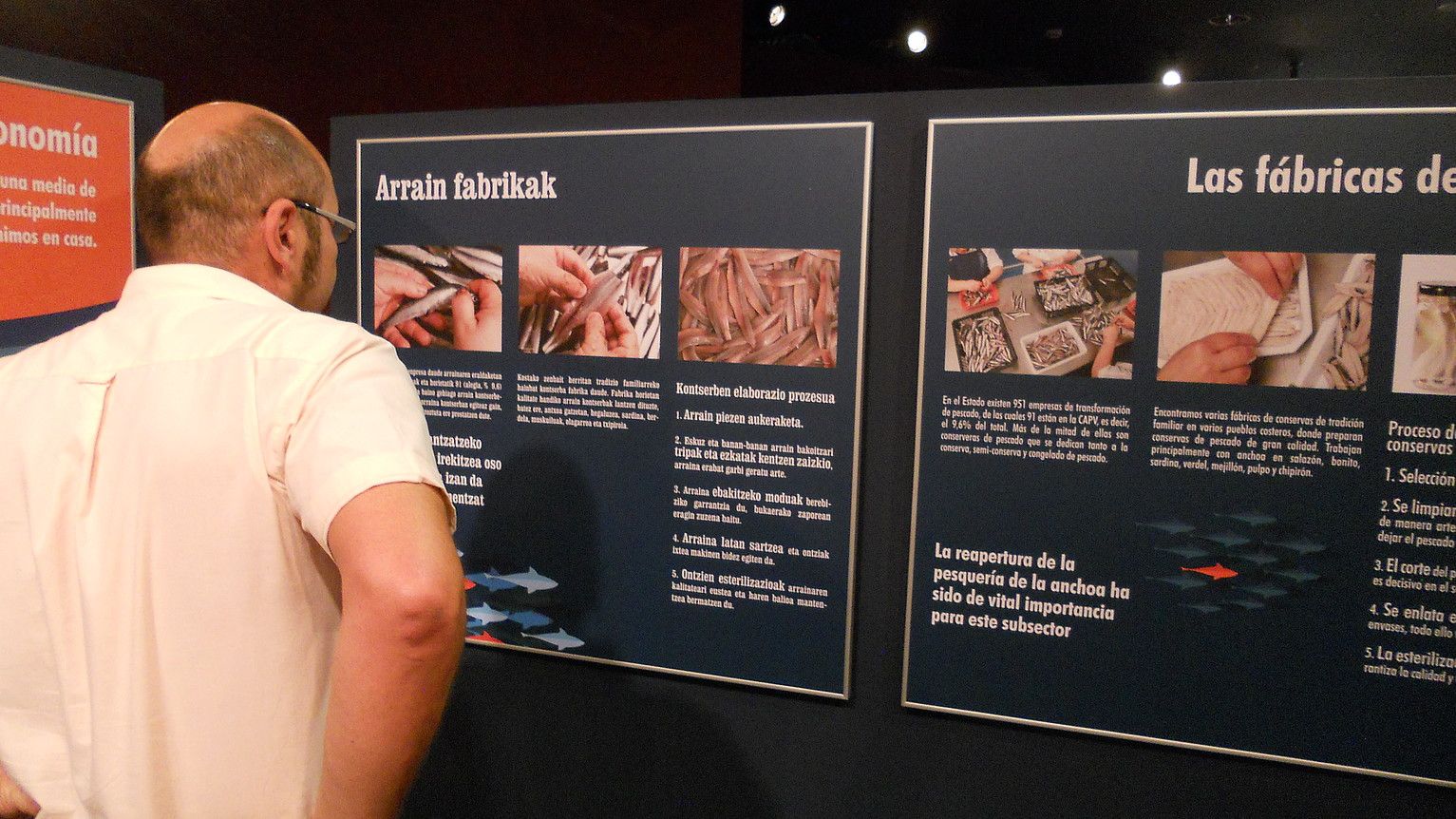 Erakusketan jarri dituzten paneletan, arrantzaren hainbat alderdi azaltzen dira. BILBOKO ITSAS MUSEOA.