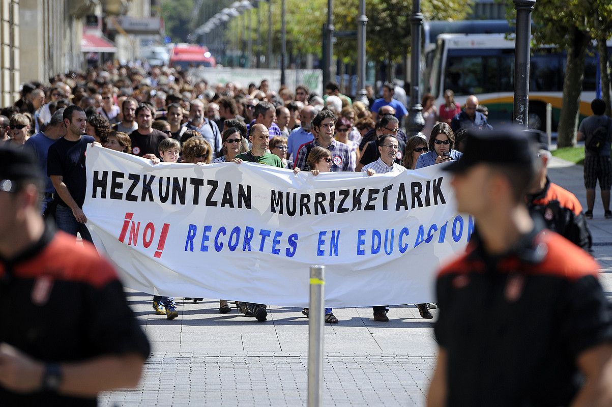 Manifestazioan parlamenturaino joan ziren atzo irakasleak, batzarraren ondoren. IÑIGO URIZ / ARGAZKI PRESS.