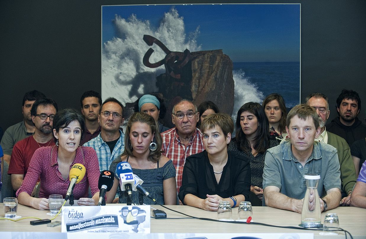 Manifestazioari babesa eman dioten eragileen ordezkariak, Donostian, atzo. JON URBE / ARGAZKI PRESS.