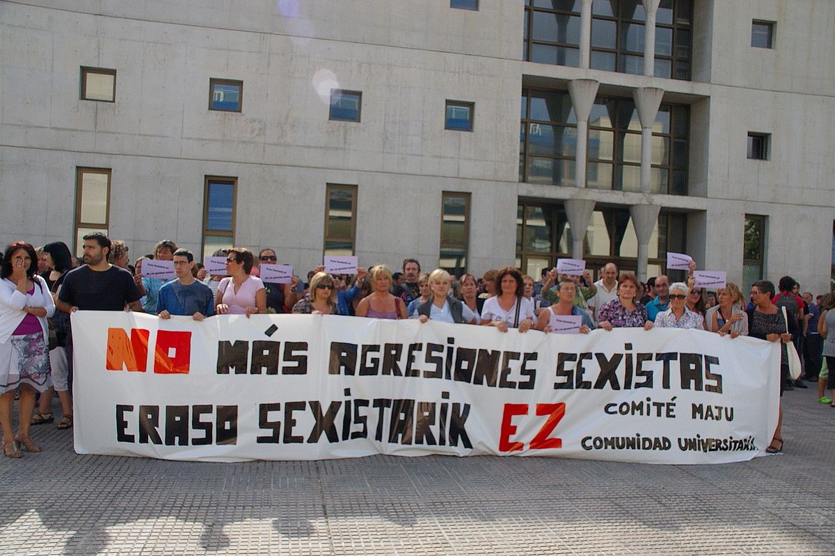 NUPeko langilearen erasoa salatzeko elkarretaratzea, atzo, Iruñean. BERRIA.