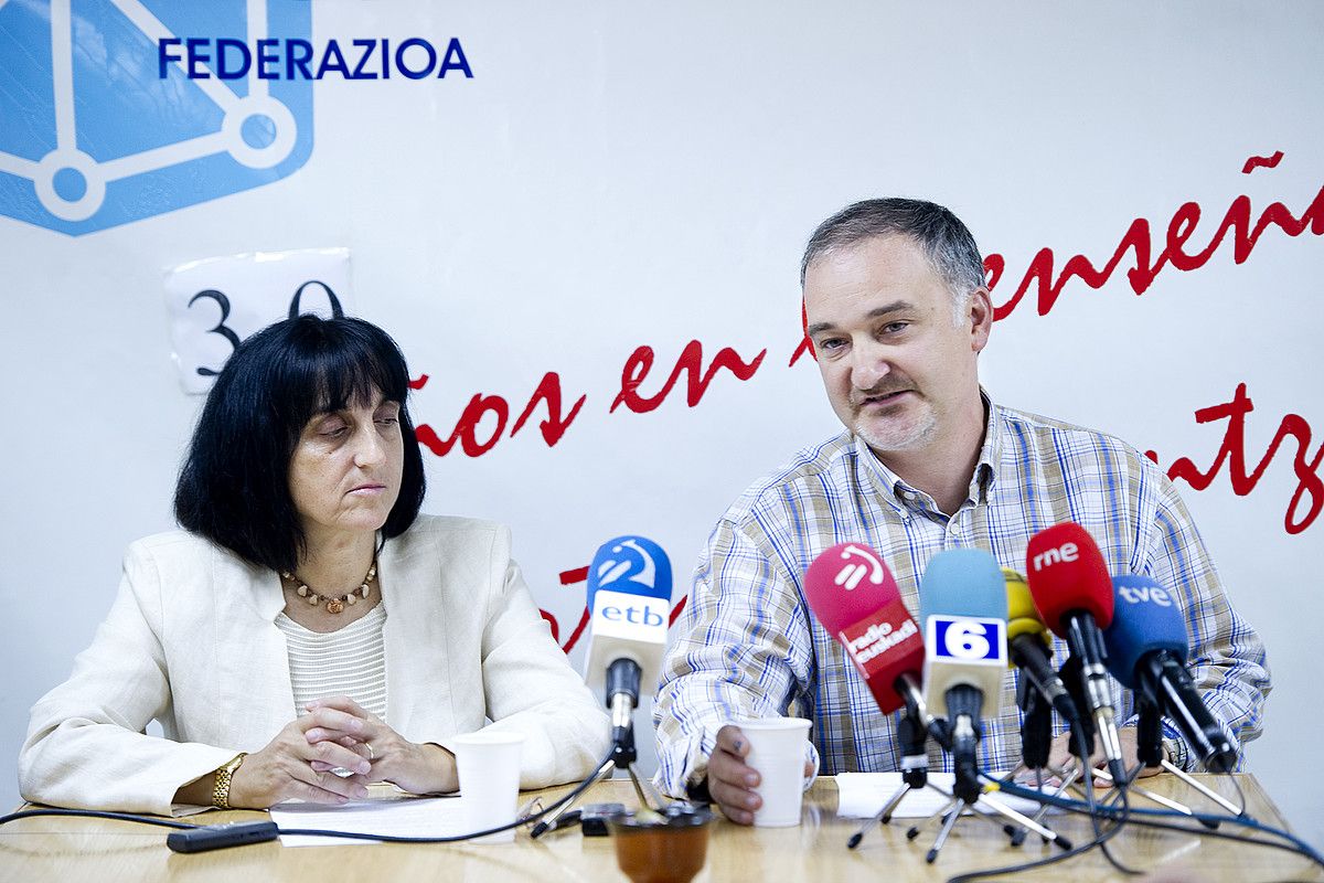 Carmen Nieto eta Santiago Alvarez, Herrikoako heziketa koordinatzailea eta zuzendaria, atzo. IÑIGO URIZ / ARGAZKI PRESS.