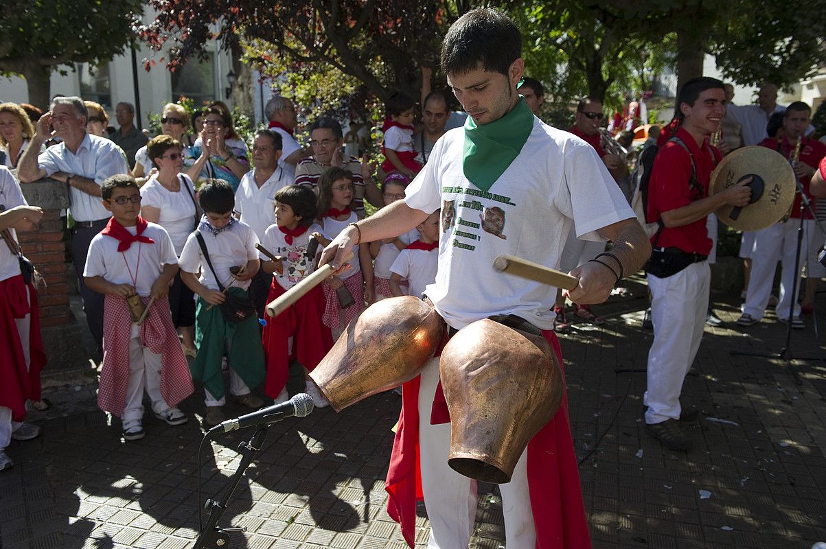 Txupinazoaren egunean burrunba sortzera deituta zeuden altsasuarrak. JUANAN RUIZ / ARGAZKI PRESS.