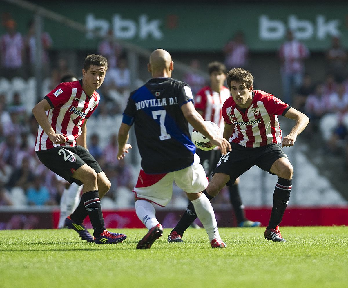 Ander Herrera eta Javi Martinez, Jose Maria Movilla Rayokoari begira, Ligako estreinakoan. LUIS JAUREGIALTZO / ARGAZKI PRESS.