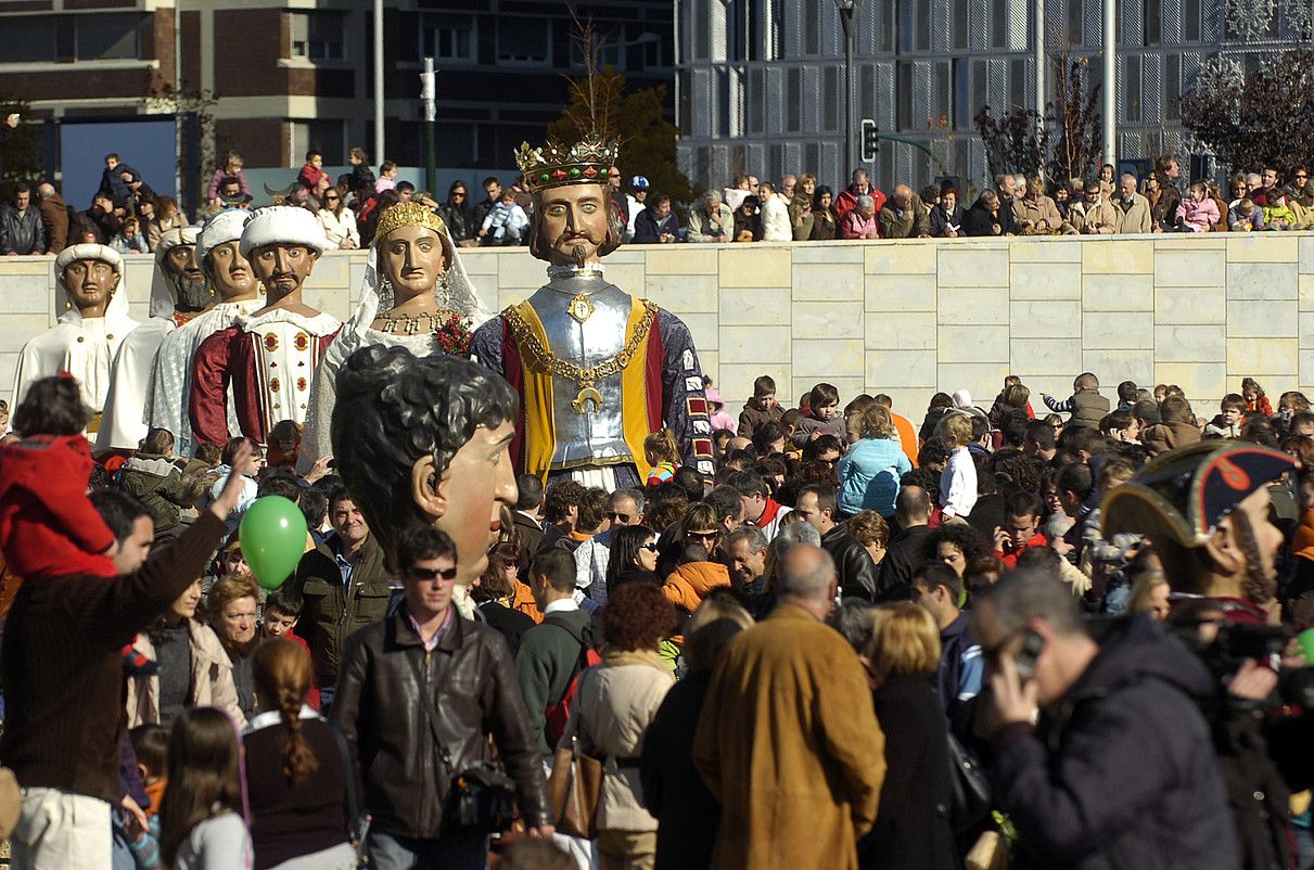 Iruñeko erraldoi eta buruhandien konpartsak kalejira egingo du arratsaldean. JAGOBA MANTEROLA / ARGAZKI PRESS.