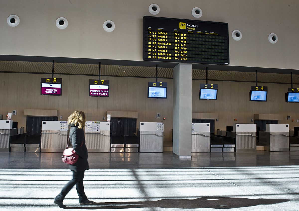 Noaingo aireportuko terminal berrian apenas dabilen bidaiaririk. LANDER FERNANDEZ ARROIABE / ARGAZKI PRESS.