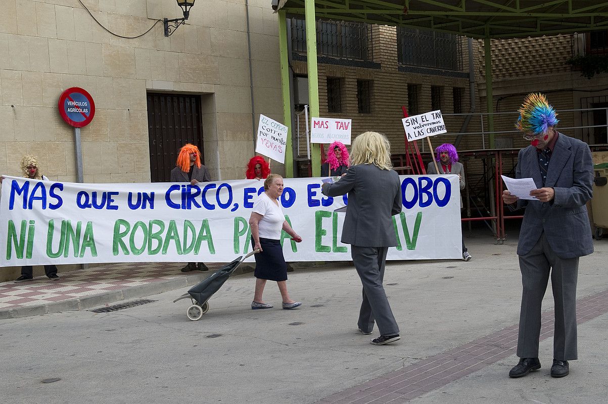 AHTaren aurkako protesta, atzo. I. ZABALETA / ARP.