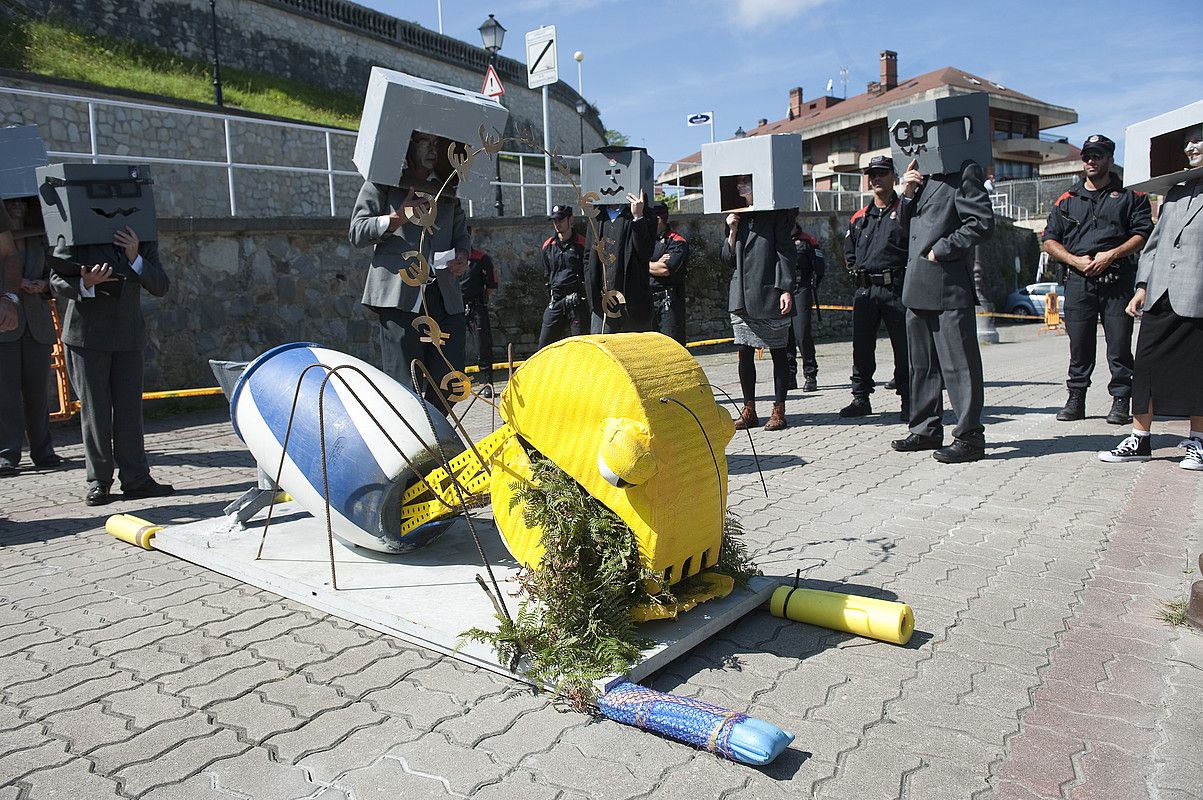 AHT Gelditu! Elkarlana taldeko kideak, Donostiako Miramar jauregian eginiko parodian. JON URBE / ARGAZKI PRESS.