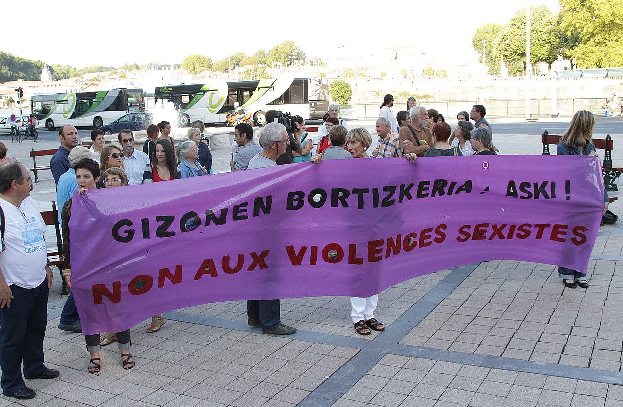 Baionako herriko etxearen aitzinera eraman zuten protesta. BOB EDME.