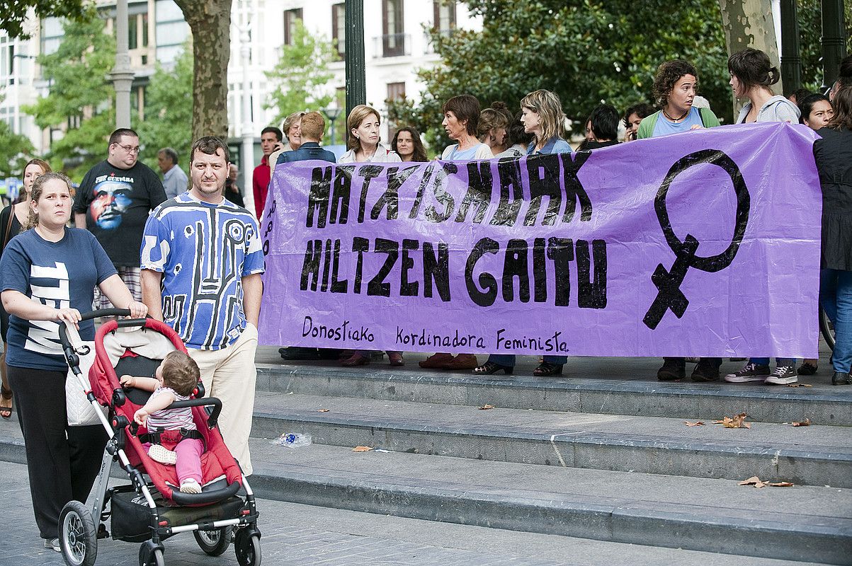 Genero indarkeria salatzeko egindako elkarretaratze bat, Donostian. JUAN CARLOS RUIZ / ARGAZKI PRESS.