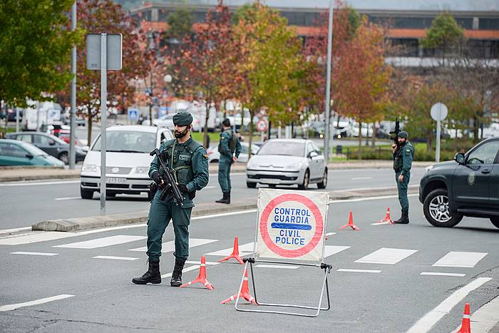 Guardia Zibilaren kontrol bat, Irunen, Gipuzkoa eta Lapurdi arteko mugan, artxiboko irudi batean. ISABELLE MIQUELESTORENA