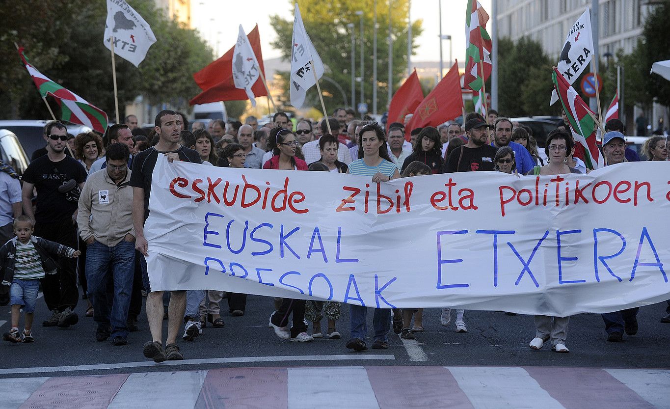 Herriko jaiak hasi aitzin atzo Berriozarren egin zen manifestazioa. JAGOBA MANTEROLA / ARGAZKI PRESS.