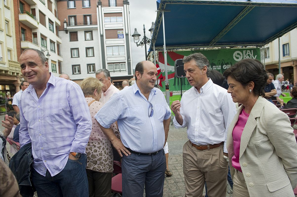 Joseba Egibar, Andoni Ortuzar, Iñigo Urkullu eta Belen Greaves, atzo, Zarautzen EAJk egindako ekitaldi politikoaren hasieran. A. CANELLADA / ARP.