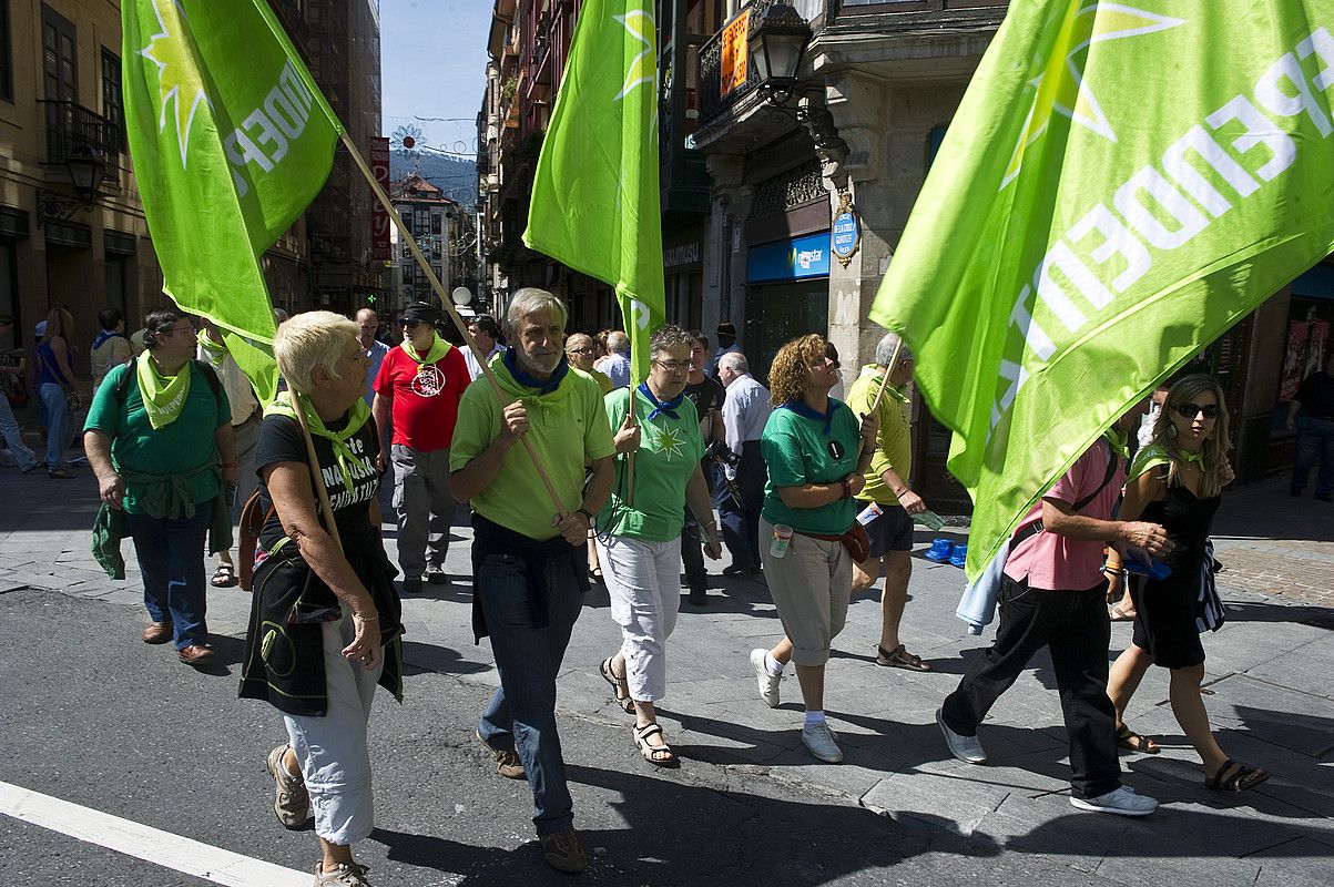 Independentistak sarearen kalejira berdea Bilboko Zazpikaleetan. LUIS JAUREGIALTZO / ARGAZKI PRESS.