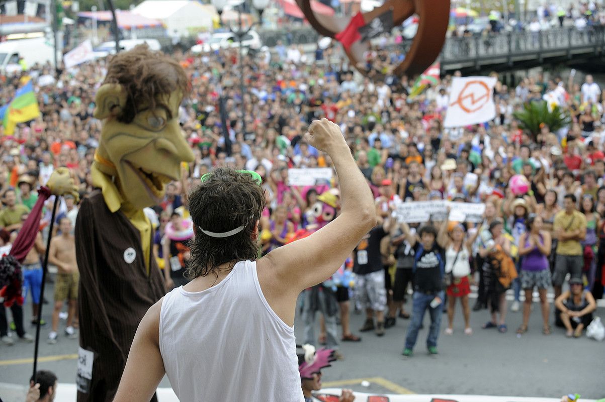 Aste Nagusian murgilduta, festa giroan egin zuten gaztetxeen aldeko manifestazioa, nola bestela. MARISOL RAMIREZ / ARGAZKI PRESS.