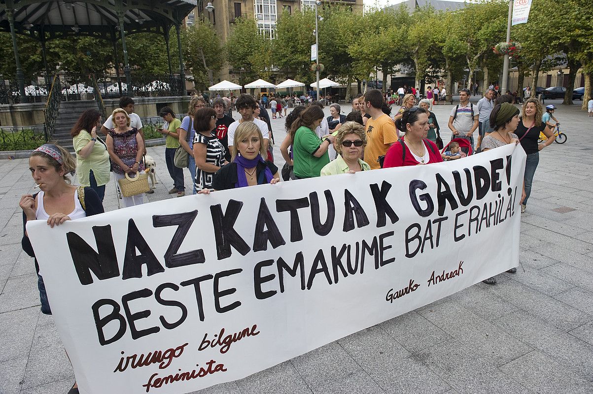 Dozenaka lagun elkartu ziren atzo arratsean Irunen. A. CANELLADA / ARP.