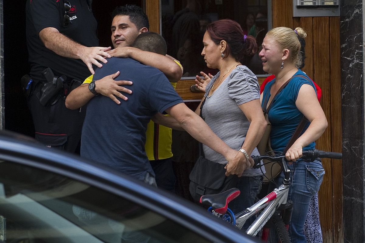 Deisy Mendozaren senide eta lagunak, negarrez. JUANAN RUIZ / ARGAZKI PRESS.