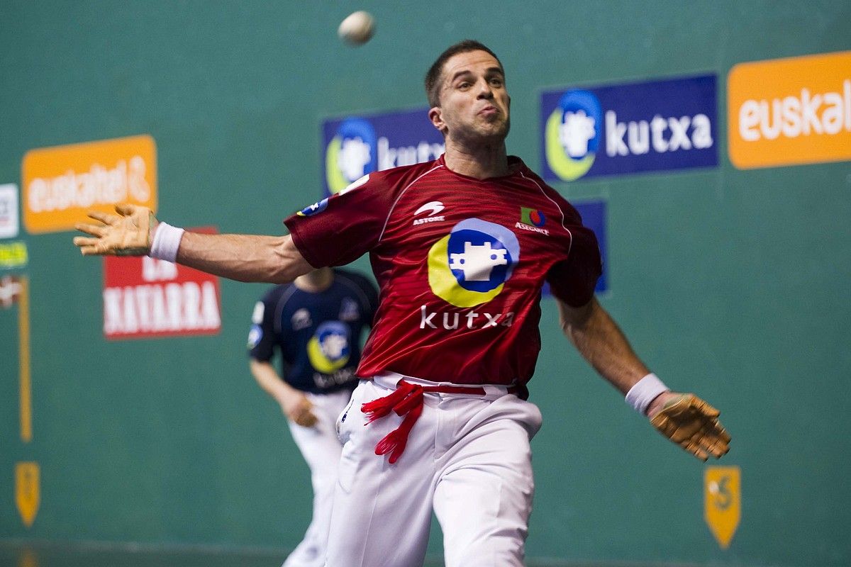 Aimar Olaizola, pilota jotzen, Zarauzko torneoan. JUANAN RUIZ / ARGAZKI PRESS.