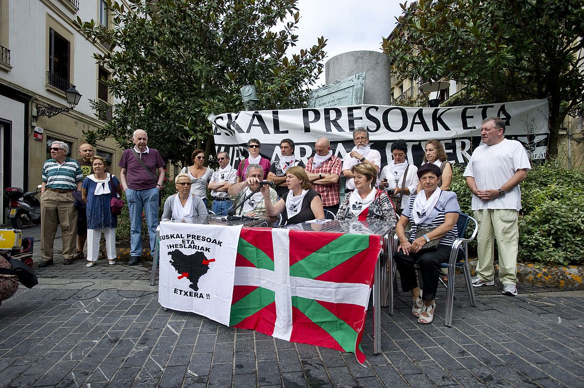 Estonbak eta Dorronsorok, besteak beste, prentsaurrekoa eman zuten Donostiako Sarriegi plazan atzo. IÑIGO URIZ / ARGAZKI PRESS.