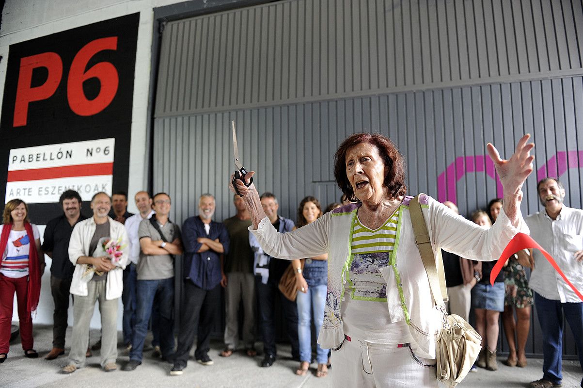 Marivi Bilbao aktoreak moztu zuen P6 aretoaren inaugurazio xingola atzo eguerdian. MARISOL RAMIREZ / ARGAZKI PRESS.