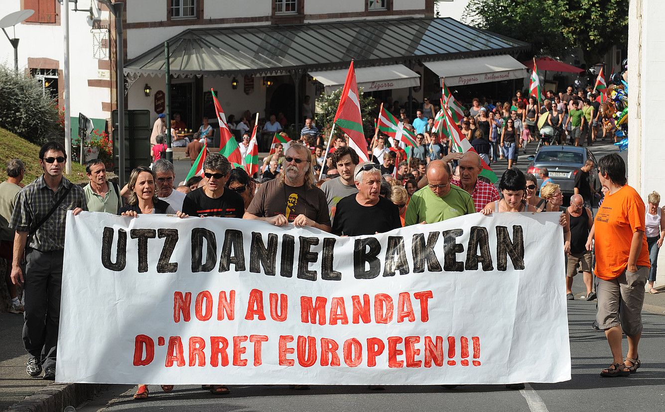 Daniel Dergiren euroaginduaren aurka astelehenean Donibane Garazin egindako manifestazioa. G. IROZ.